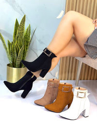 Botín Punta Fina en Gamuza con Hebilla Dorada